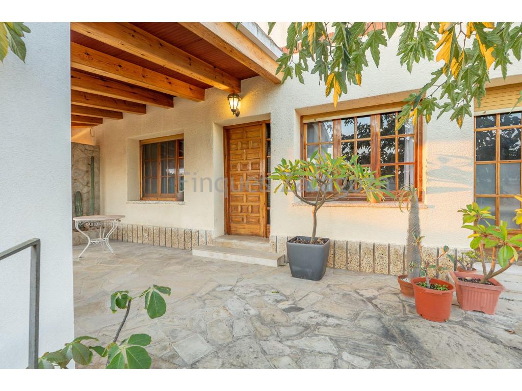 If you are looking for a home with outdoor space, tranquillity and a large plot where you can enjoy the fresh air, this property could be an excellent opportunity.The property currently occupies a plot of 2,163 m², on which there is a house of approximately 90 m² and a garage-storage building of around 60 m².Originally built in 1950, the house has been renovated and is ready to move into. One of its most appealing features is its lovely covered terrace, with a cosy wooden porch topped with traditional Arabic roof tiles, making it the perfect place to enjoy meals, gatherings or relaxing moments outdoors.Inside, the house comprises three bedrooms and one bathroom. It features an open-plan kitchen with a breakfast bar and dining area, as well as a living room with parquet flooring, a wooden ceiling, a built-in wardrobe and hot-and-cold air conditioning.The main bedroom is a double bedroom and also benefits from split-system air conditioning for both heating and cooling. The property also includes a hallway and entrance area, a bathroom fitted with a shower tray, a second bedroom currently arranged as a dressing room, and a third double bedroom currently used as a study. These rooms offer a variety of possibilities to suit the needs of future owners.Next to the main house, there is an additional kitchen, particularly practical for family gatherings, celebrations or when entertaining guests.At the rear of the house, there is a spacious garage-storage building of approximately 60 m², providing valuable additional space for both parking and storage.The remainder of the plot is mainly used as a vegetable garden and garden area, offering plenty of outdoor space to enjoy nature, grow your own produce or create different outdoor living areas.Please note that a future road-widening project is planned, which will affect a small strip of the property. If the project goes ahead, the current plot size will be reduced slightly, and a very small part of the existing building will also be affected. The impact is limited in relation to the property as a whole; however, this information is expressly disclosed for the consideration of interested parties.A property offering a large plot, a renovated house ready to move into, a porch, garden, vegetable garden and additional spaces, with numerous possibilities for enjoying both indoor and outdoor living.The advertised price does not include the costs and taxes arising from the transfer of ownership, such as notary fees, Land Registry fees and administrative fees, as well as any applicable taxes (Property Transfer Tax, Value Added Tax or Stamp Duty), all of which shall be borne in full by the purchaser, in accordance with current legislation.Real estate agency fees are included in the agreed sale price.To determine and consult the applicable tax regulations, we recommend visiting the website of the Tax Agency of Catalonia: https://atc.gencat.cat/ca/tributsThe information contained in this advertisement is provided for informational and guidance purposes only and does not constitute a binding offer or contract under any circumstances. Finques Zaragoza Immobiliaria Delta de l’Ebre, SL., reserves the right to modify, update or correct the content of this advertisement at any time without prior notice.